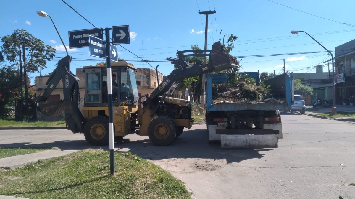 Profundizan operativos de erradicación de microbasurales en diferentes barrios