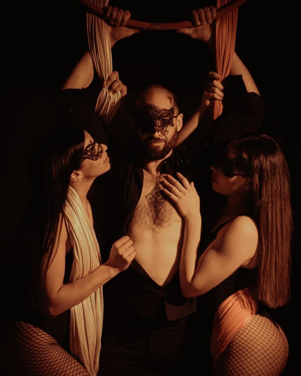 Voyeur, un espectáculo erótico de acrobacias aéreas