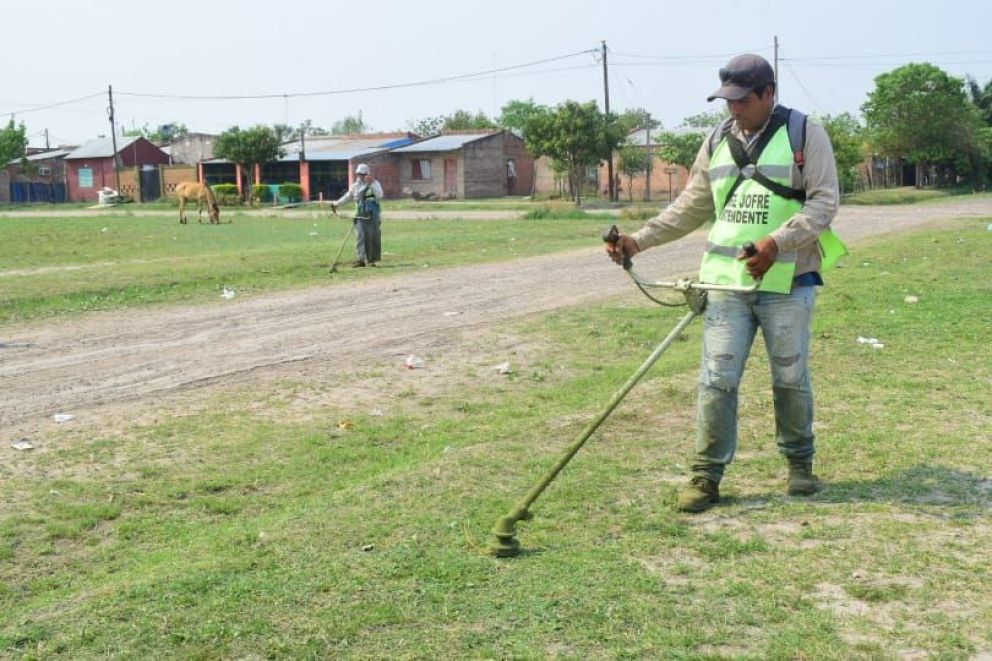 Se activaron trabajos de desmalezado en avenidas  principales y espacios verdes de barrios de la ciudad