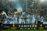 En un final con polémica, Racing derrotó 2-1 a Boca Juniors, que quedó con 6 jugadores, y ganó el Trofeo de Campeones