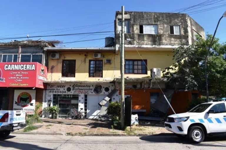 La policia arrestó a un hombre que arrojó a su hijo de cinco años de un tercer piso
