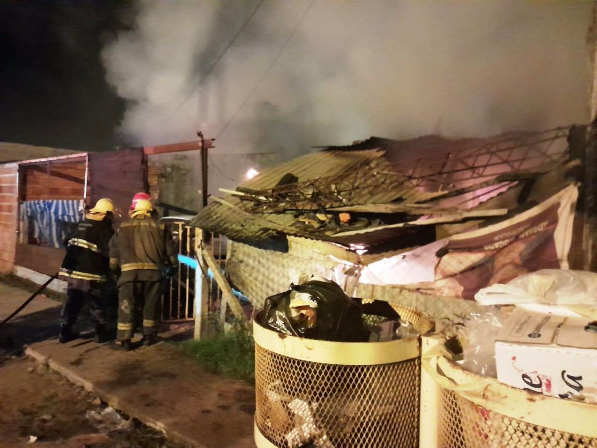 Se incendió por completo un módulo habitacional en el barrio Lote 111