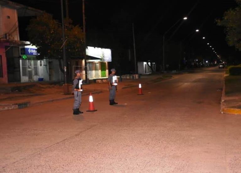 En el intento de evitar que motociclistas circulen sin casco ni luces, un policía terminó lesionado