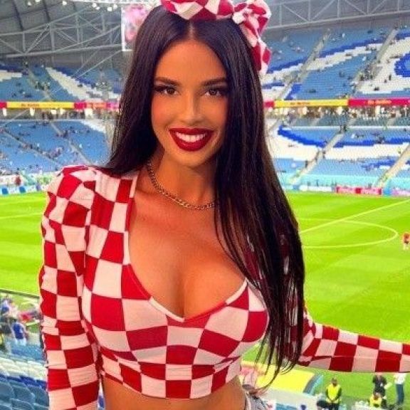 Ivana Knoll, la croata que con sus osados looks a cuadros vuelve a todos locos en Qatar