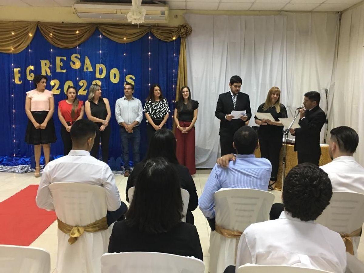 "Macedo": Emotiva entrega de certificados a egresados