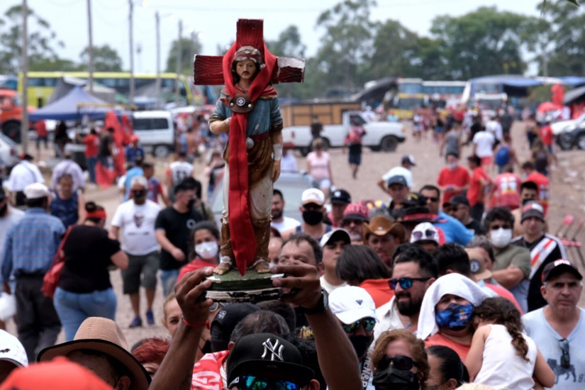 Filas de hasta 4 kilómetros sobre la ruta, para honrar al Gauchito Gil