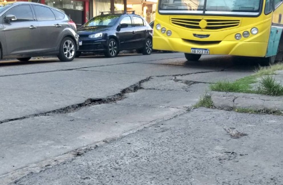 Vecinos piden a la Municipalidad la reparación de un enorme bache en pleno centro