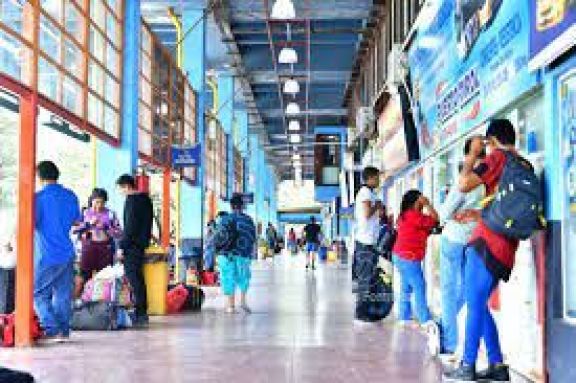 Terminal de ómnibus: intenso movimiento para viajar al interior como a destinos nacionales