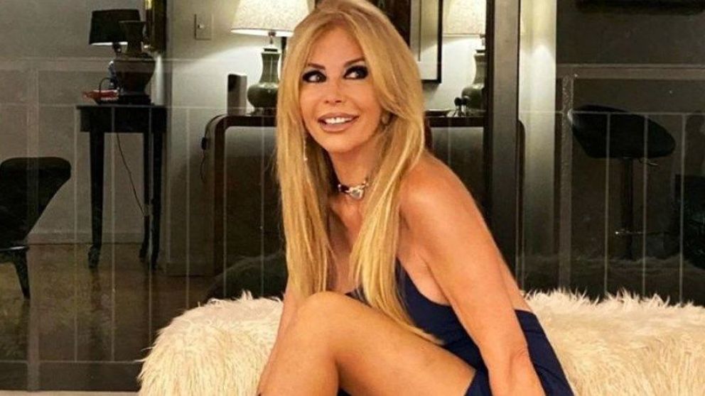 Graciela Alfano deslumbró en microbikini neón entre las olas