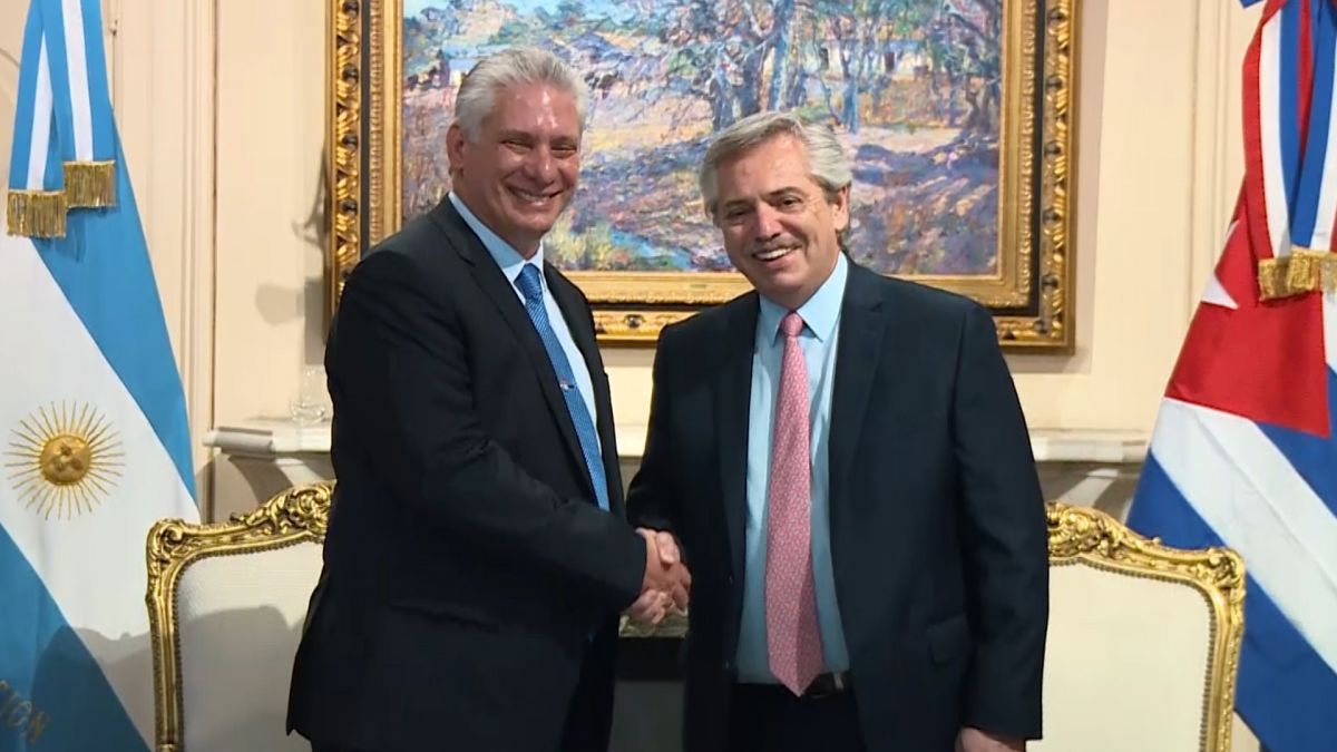 Llegó a la Argentina el dictador cubano Miguel Díaz-Canel, que participará de la cumbre de la CELAC