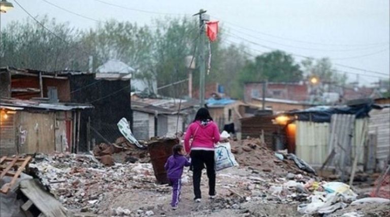 Se estima que cerca de 40% de los hogares no reunió los ingresos necesarios para comprar la canasta básica