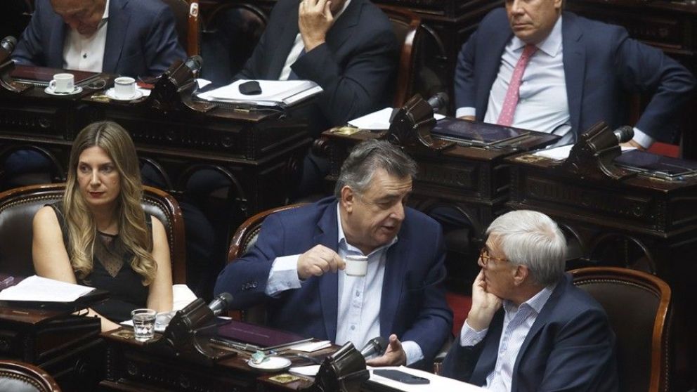 La oposición presiona para derogar los decretos de Massa