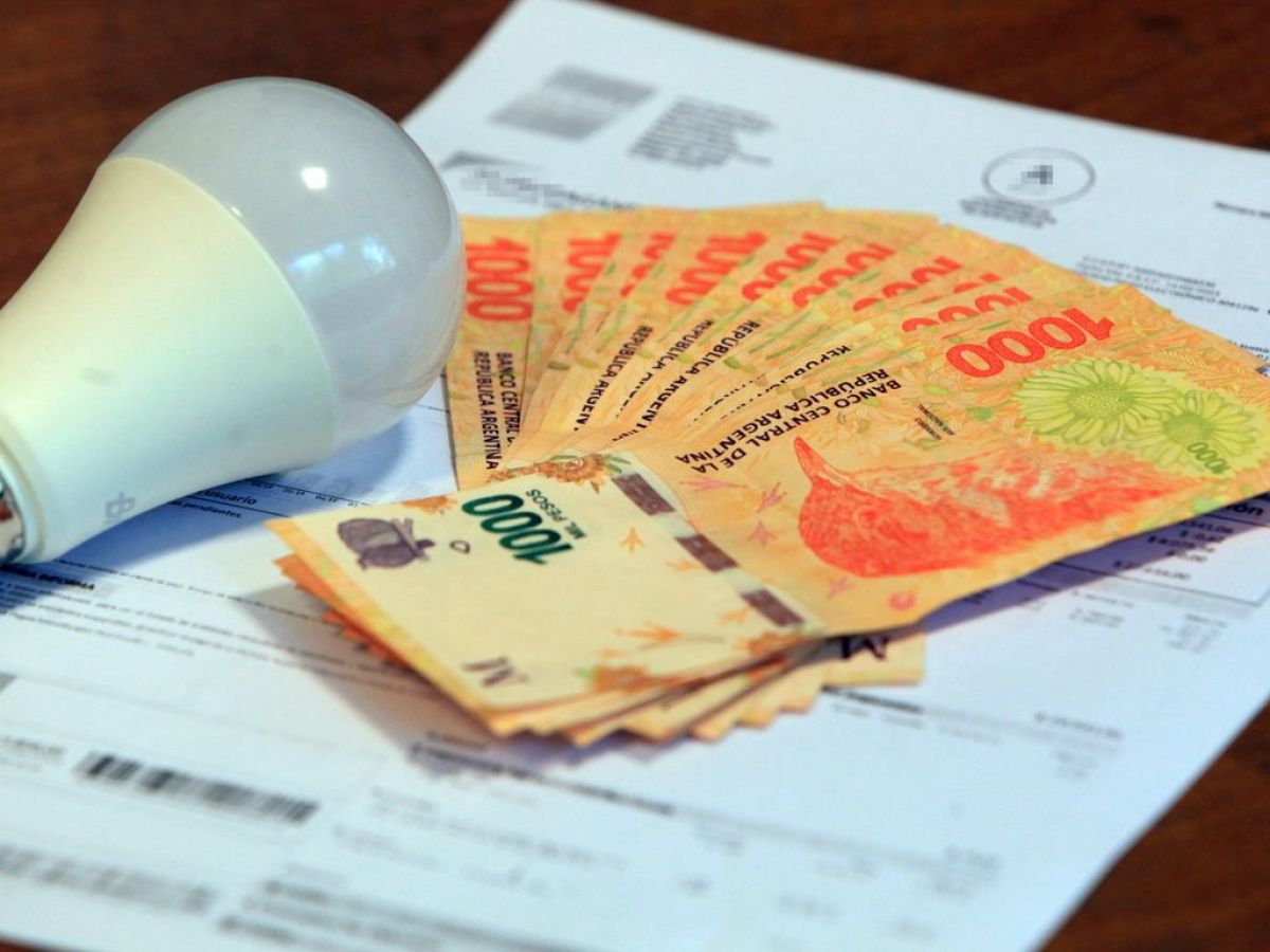 Los aumentos de precios que llegarán en febrero: combustibles, telefonía, prepagas y tarifas de electricidad