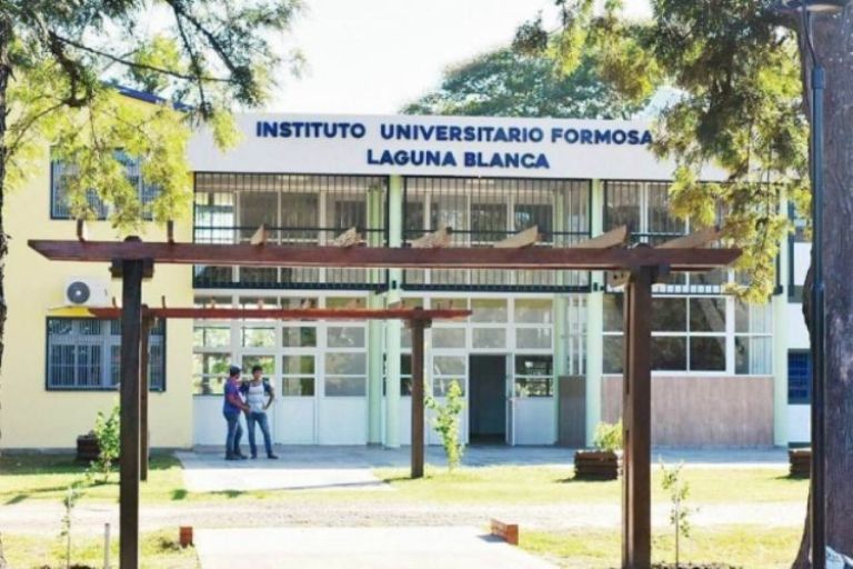 El Decreto del presidente oficializando la universidad de Formosa, aclara en su art. 2 que está supeditado a las evaluaciones de la CONEAU