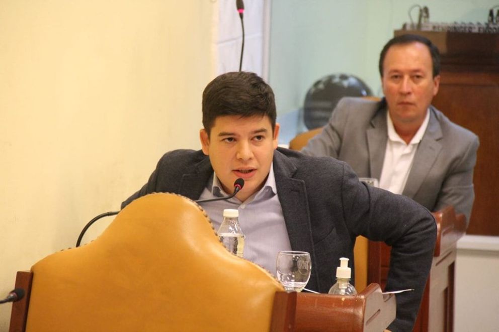 Casadei: "Este es el modelo del pan y circo, dónde en plena sequía y auge de 'hambre de agua' inauguran sin sonrojarse piletas de natación"