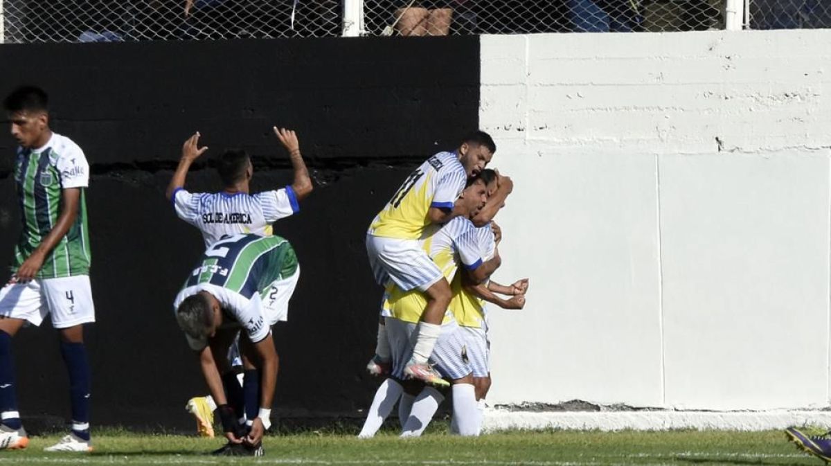 Sol de América de Formosa se impuso por 2-1 ante Camioneros y festejó a lo grande en el estadio “Alfredo Terrera” de Central Córdoba