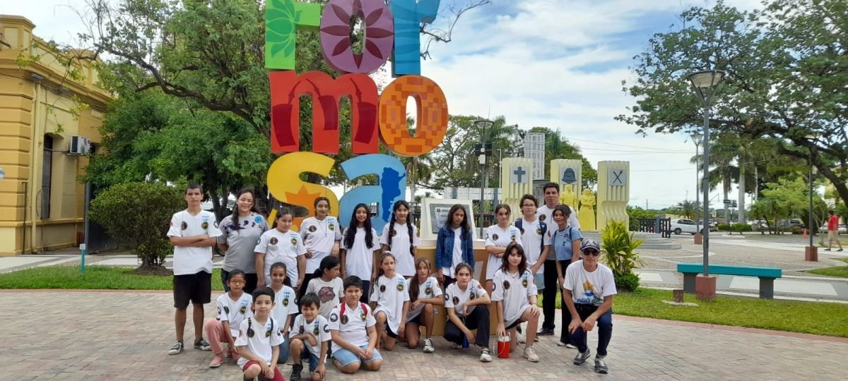 Alumnos de una escuela de karate del barrio Villa del Carmen disfrutaron de una visita guiada por la ciudad