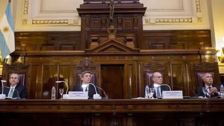 En medio de la tensión con el oficialismo, la Corte Suprema le toma juramento a tres senadores y deja una banca libre