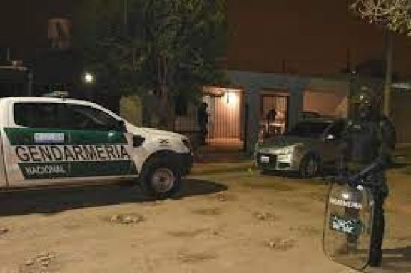 La Policía colaboró con Gendarmería Nacional durante un allanamiento en el barrio Las Orquídeas