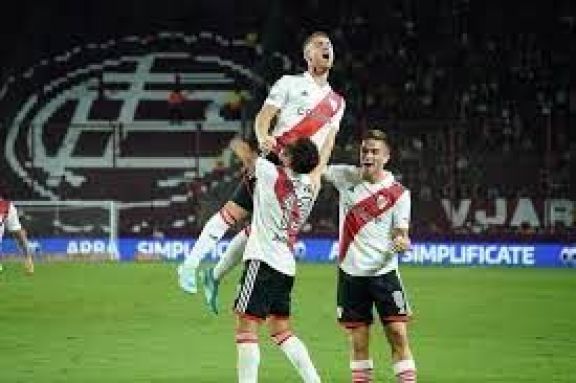 River se agrandó en la Fortaleza y derrotó a Lanús