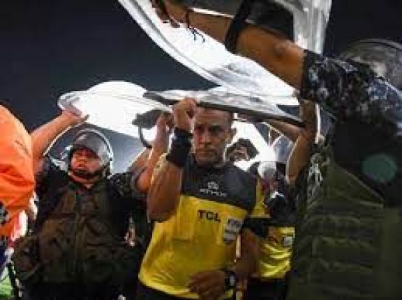 Locura en el partido entre Lanús y River Plate: los hinchas agredieron a Enzo Díaz y el árbitro Herrera se tuvo que ir custodiado por la policía