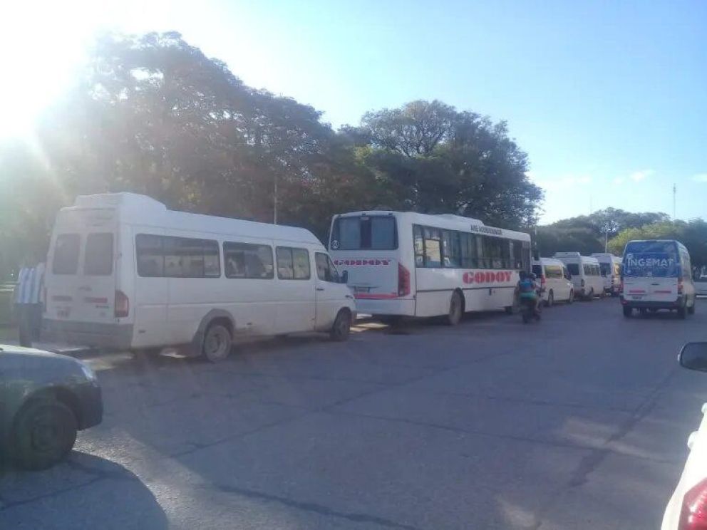 Caos en la ciudad: Colectivos y vehículos coparon el centro por el acto del PJ en el día de la mujer