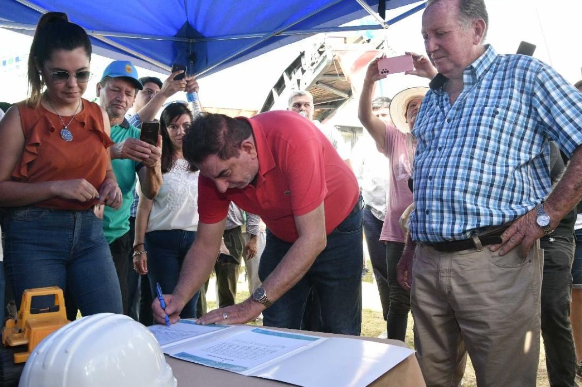 El intendente Jofré firmó el acta de inicio de obra de repavimentación de la avenida De Los Constituyentes