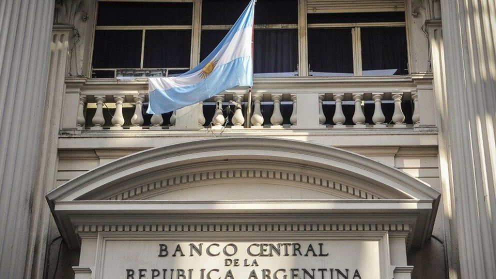Crisis económica: Tras el golpe de la inflación, el Central subirá el jueves las tasas de interés