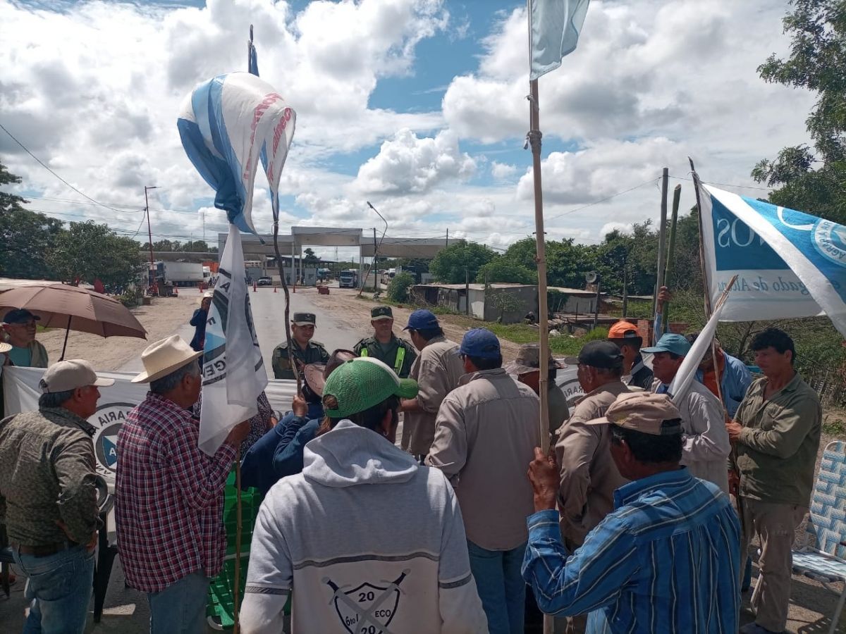 Corte de Media Calzada-Ruta 11-Ayala: "Nosotros acamparemos acá y seguiremos reclamando hasta que el gobierno nos convoque y dé la respuesta que estamos esperando”