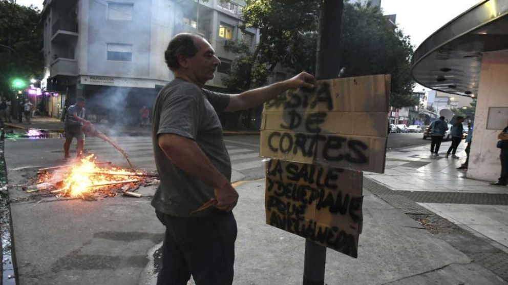 El Gobierno denuncia penalmente al directorio de Edesur mientras hay disturbios por la falta de luz