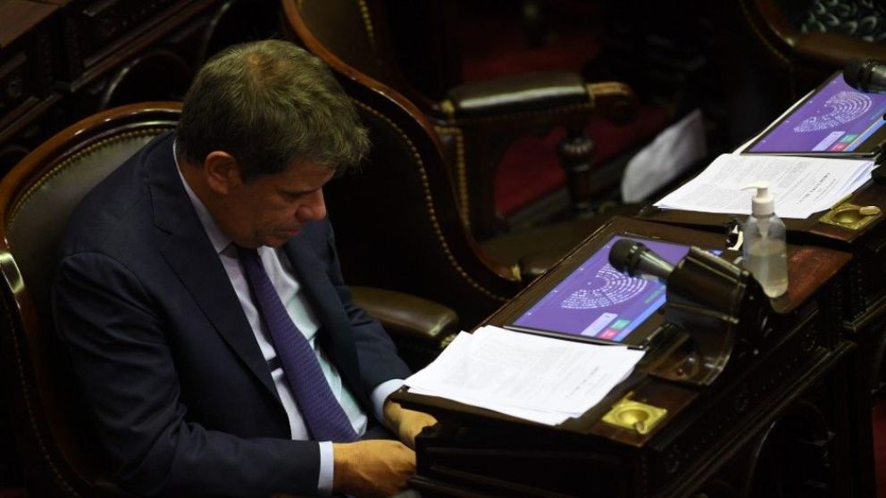 Manes rompe el bloqueo legislativo de Juntos para tratar el plan de ciencia del Gobierno
