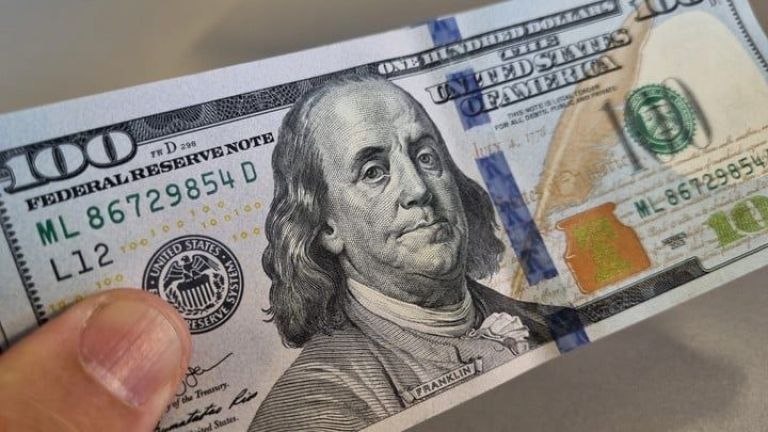El dólar blue récord cerró cerca de los $400: qué dicen los economistas sobre la suba