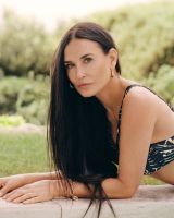 Con 60 años, Demi Moore maravillosa en su figura