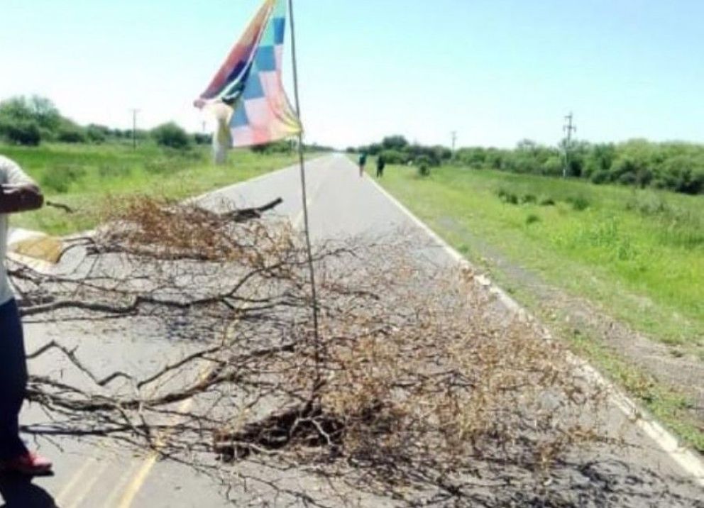 Originarios cortan Ruta 86 por “el incumplimiento de promesas electorales de trabajo en las municipalidades de Naineck, Siete Palmas y Laguna Blanca”