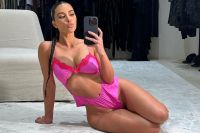Kim Kardashian modela bikini tanga, cadena del vientre en nuevas fotos sexys