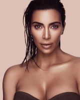 Kim Kardashian modela bikini tanga, cadena del vientre en nuevas fotos sexys