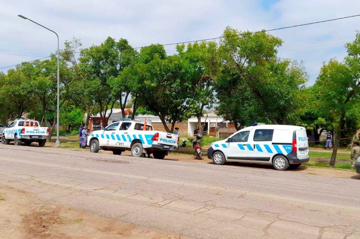 Una mujer fallecida en el patio de una vivienda, puso en movimiento a la Policía y al poder judicial
