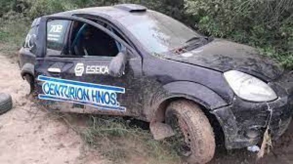 Un policía fue atropellado por un auto en una competencia de Rally en Pirané