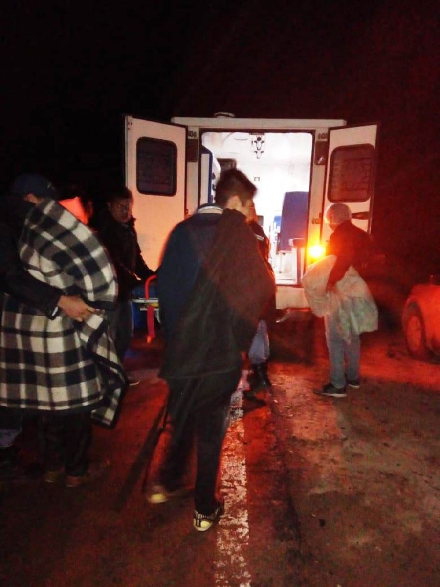 Bomberos rescataron a cuatro personas que quedaron varadas en el Bañado La Estrella  